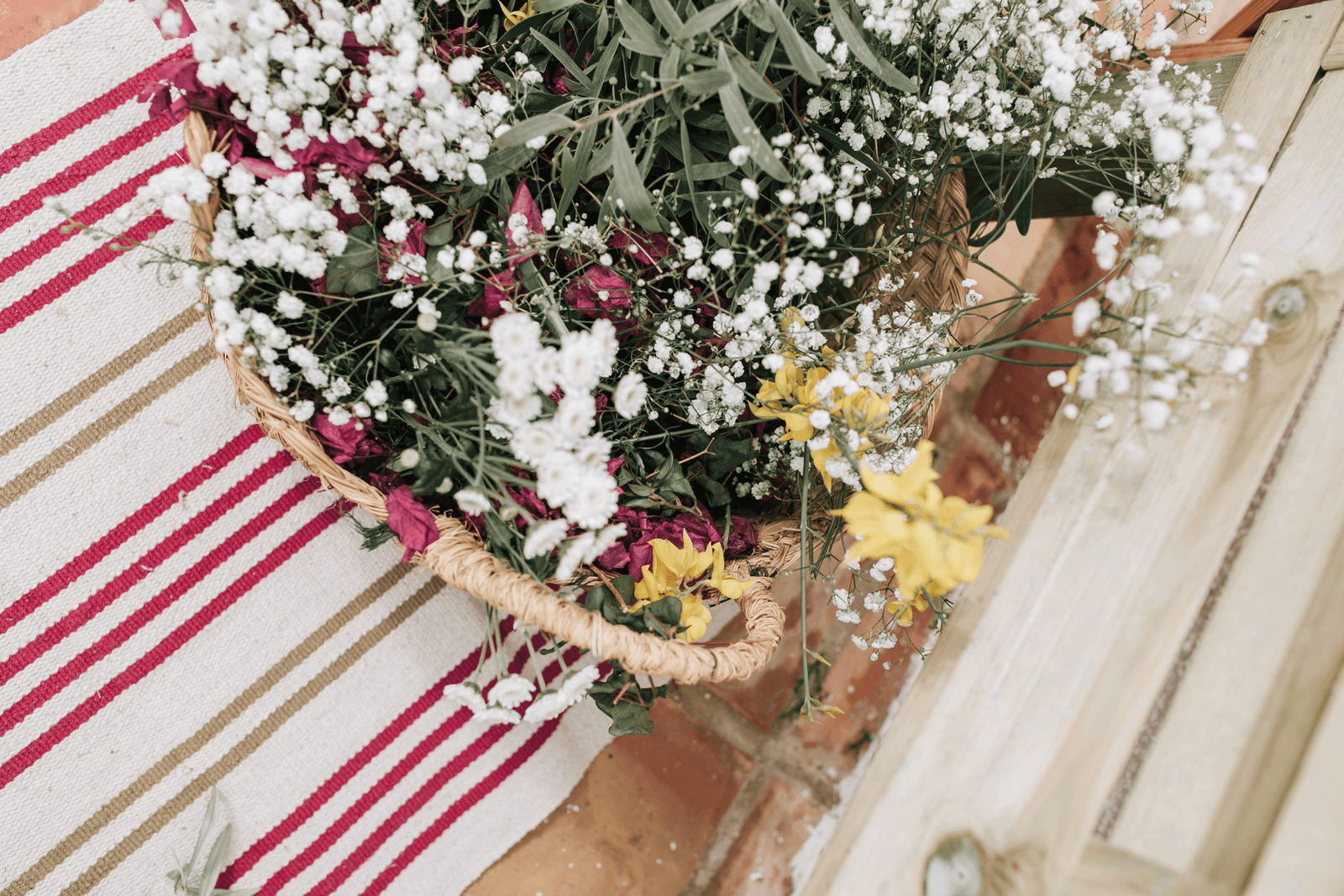 cesta mimbre con flores para boda